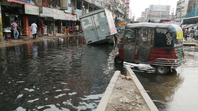 দশ দিনেও মহাসড়ক থেকে পানি সরাতে পারেনি কর্তৃপক্ষ